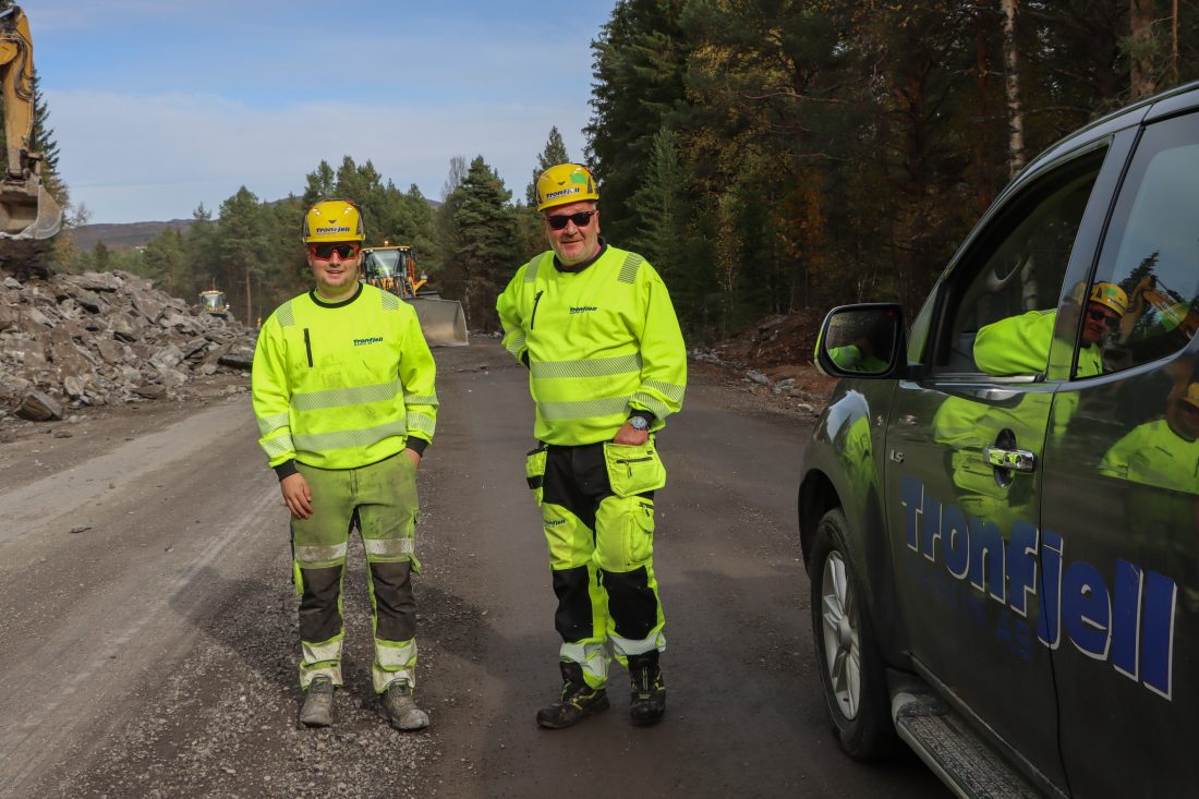 Anleggsleder Jan Erik «Pelle» Samuelshaug (t.h.) leder arbeidet ute på anlegget. Her sammen med maskinførerlærlingen Vebjørn Røhjell. (Foto: Njål Hagen)