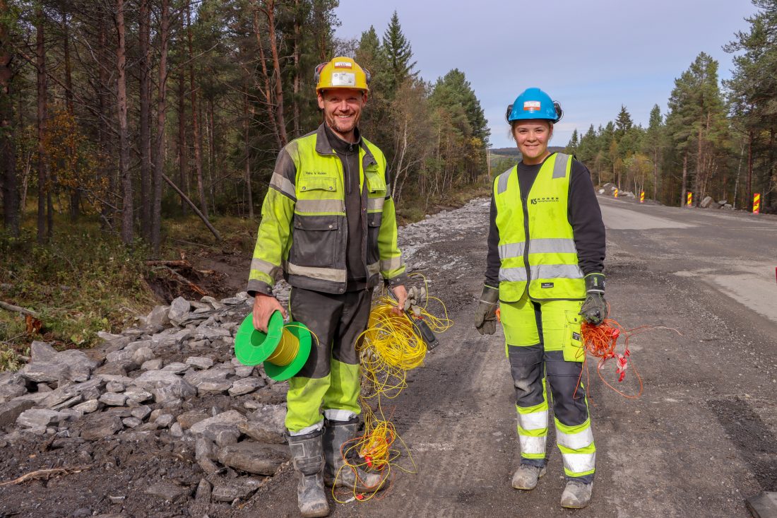 Sprengningsarbeidene utføres av bergsprenger Hans Viggo Koren og lærling Hedda Melum fra Koren Sprengningsservice AS. (Foto: Njål Hagen)