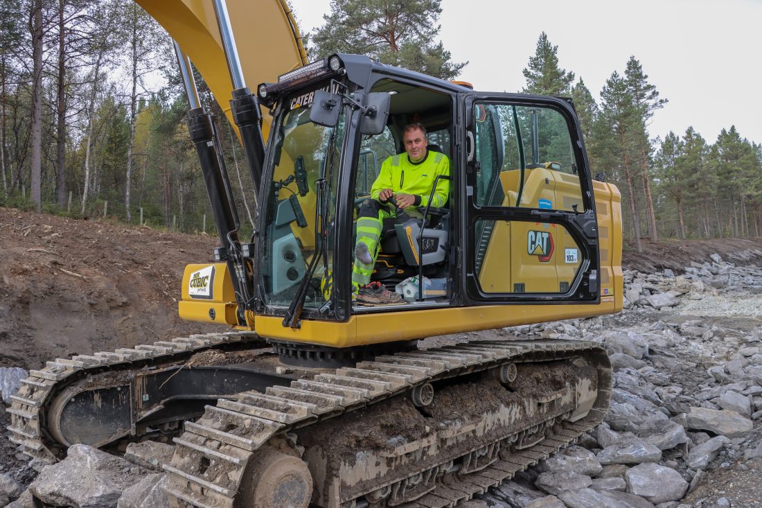 Maskinfører Geir Inge Lillestrøm trives i den 14 dager gamle Cat 330. (Foto: Njål Hagen)