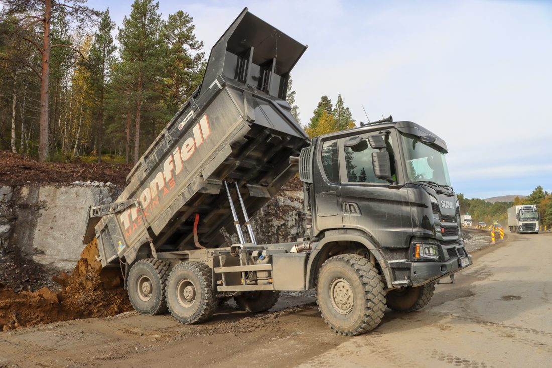 Til massetransport internt på anlegget brukes en Scania G500 XT 6x6 med romslig dumperkasse. (Foto: Njål Hagen)