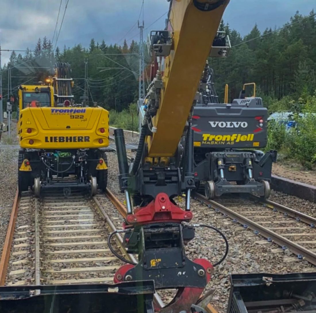 Selskapet har flere jernbanemaskiner, og utfører blant annet basishogst langs Rørosbanen. (Foto: Tronfjell Maskin)