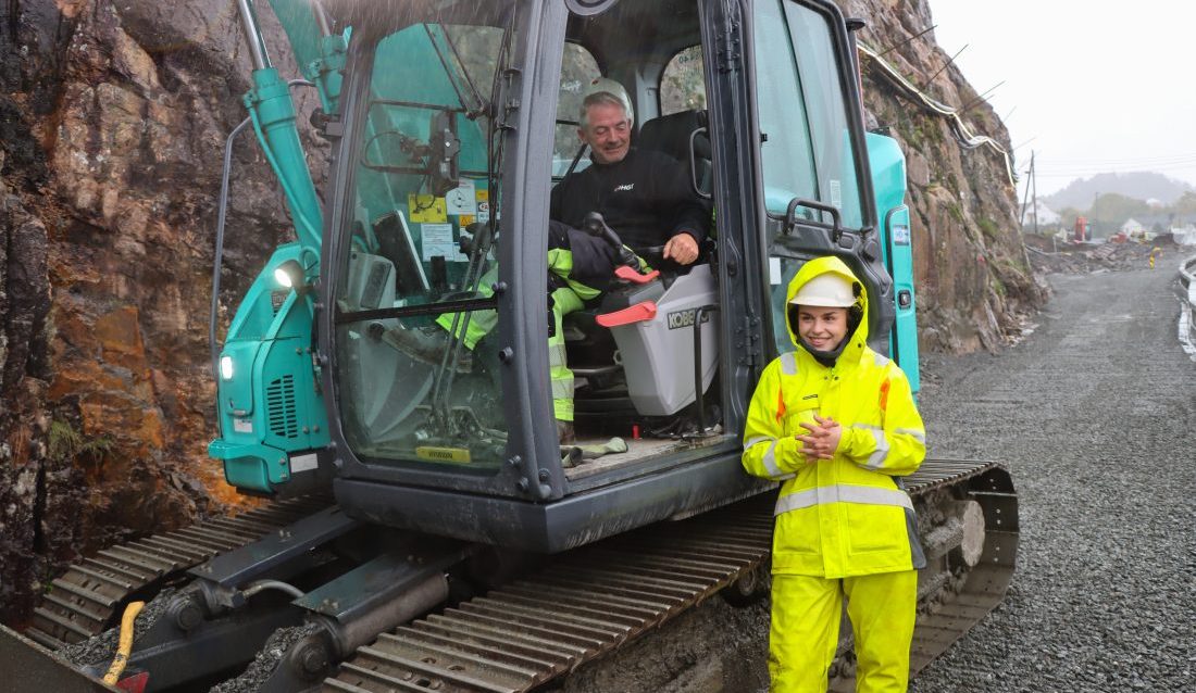 Mathea Aure er førsteårs lærling som anleggsmaskinfører hos HGT. I Kobelco-graveren sitter Matheas fadder, Alfred Bernes. (Foto: Njål Hagen)