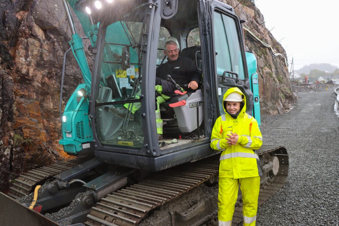 Mathea Aure er førsteårs lærling som anleggsmaskinfører hos HGT. I Kobelco-graveren sitter Matheas fadder, Alfred Bernes. (Foto: Njål Hagen)