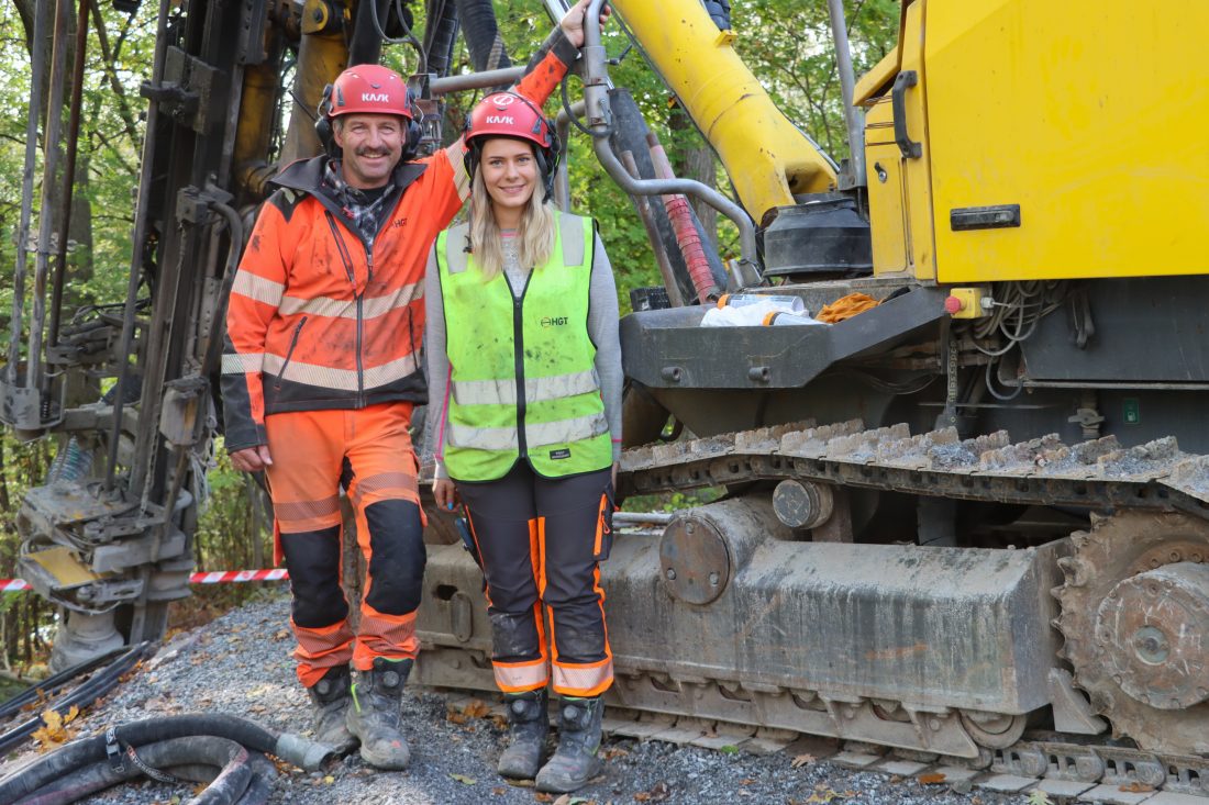 Andrine Eikemo Vågen er andreårs lærling i fjell- og bergverksfaget, og begynte hos HGT i august i 2022. Rune Ljostveit har vært bergsprenger i 35 år, og har vært faglig leder for lærlinger de siste 15 årene. Begge to er for tiden på et prosjekt i Halden. (Foto: Njål Hagen)