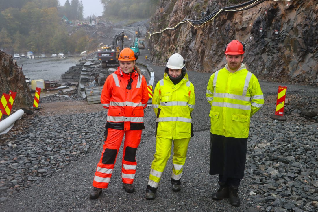 Lærlingene Kaja Gjerme (t.v.) og Mathea Aure sammen med Jarle Nordpoll, arbeidsleder og faglig leder hos HGT, på prosjektet med å utvide Håkonshellaveien i Bergen. (Foto: Njål Hagen)