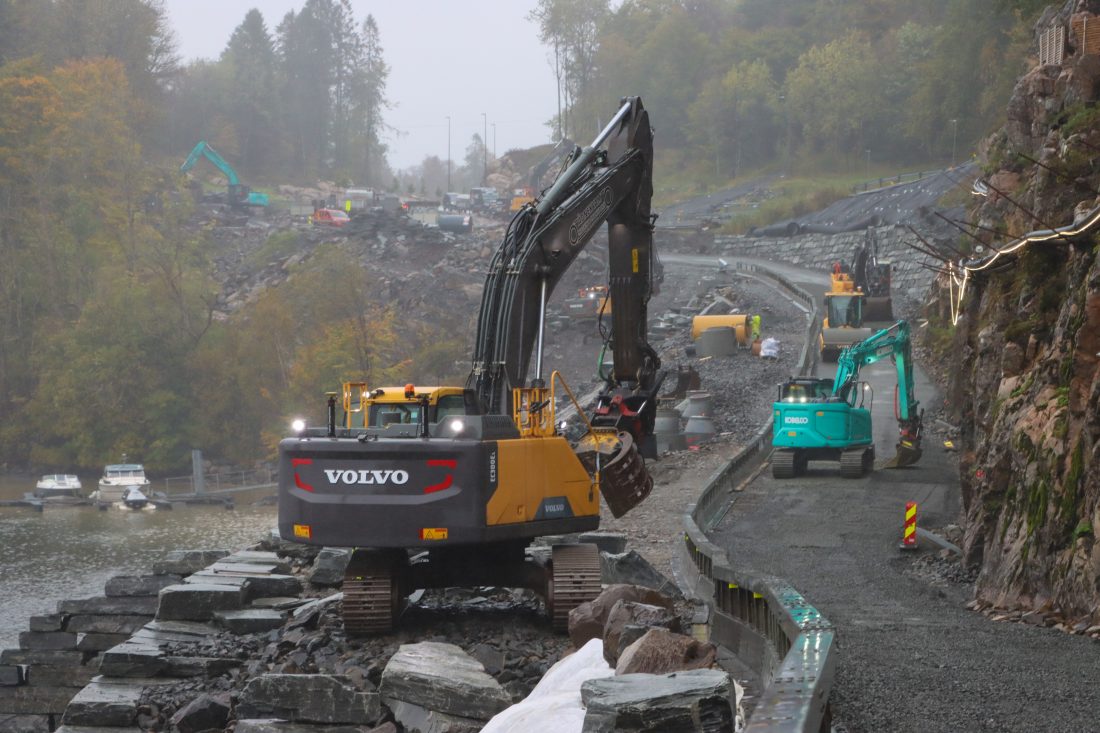 HGT påbegynte prosjektet med breddeutvidelse av Håkonshellaveien i september i fjor. Strekningen er på vel 1100 meter og skal stå ferdig i mars 2024. (Foto: Njål Hagen)