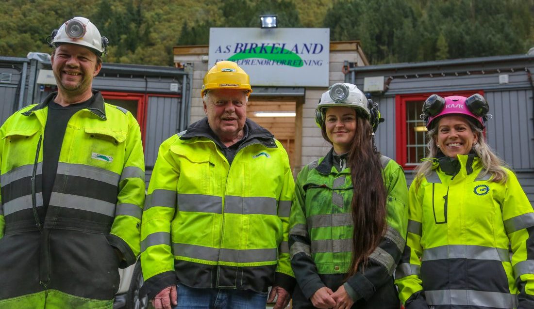 Fra venstre: Formann Bjørn Erik Sleire, daglig leder Håkon Birkeland, anleggsleder Hanne Sofie Strømme og opplæringskonsulent Katrine Bjønnes Larsen fra OKAB. (Foto: Runar F. Daler)