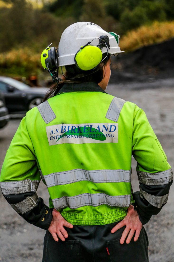 Birkeland Entreprenørforretning har en kultur for at de ansatte gjør flere ulike oppgaver, og bedriften oppfordrer de ansatte til å ta flere fagbrev. (Foto: Runar F. Daler)