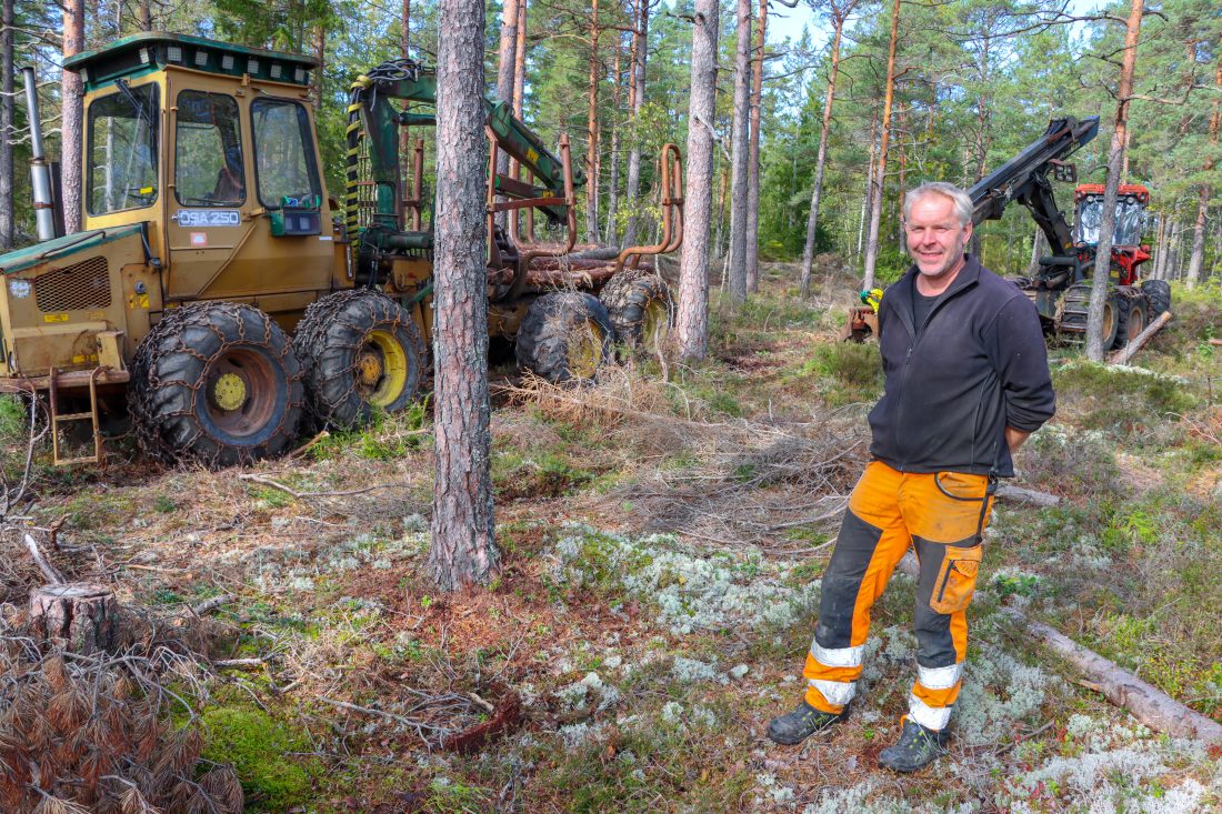 Kåre Johan Hauge har to 1980-talls skogsmaskiner han bruker for å tynne ut egen skog. Lassbæreren ÖSA 250 er fra 1986 og hogstmaskinen Volvo BM Valmet 862 er fra 1985. (Foto: Njål Hagen)
