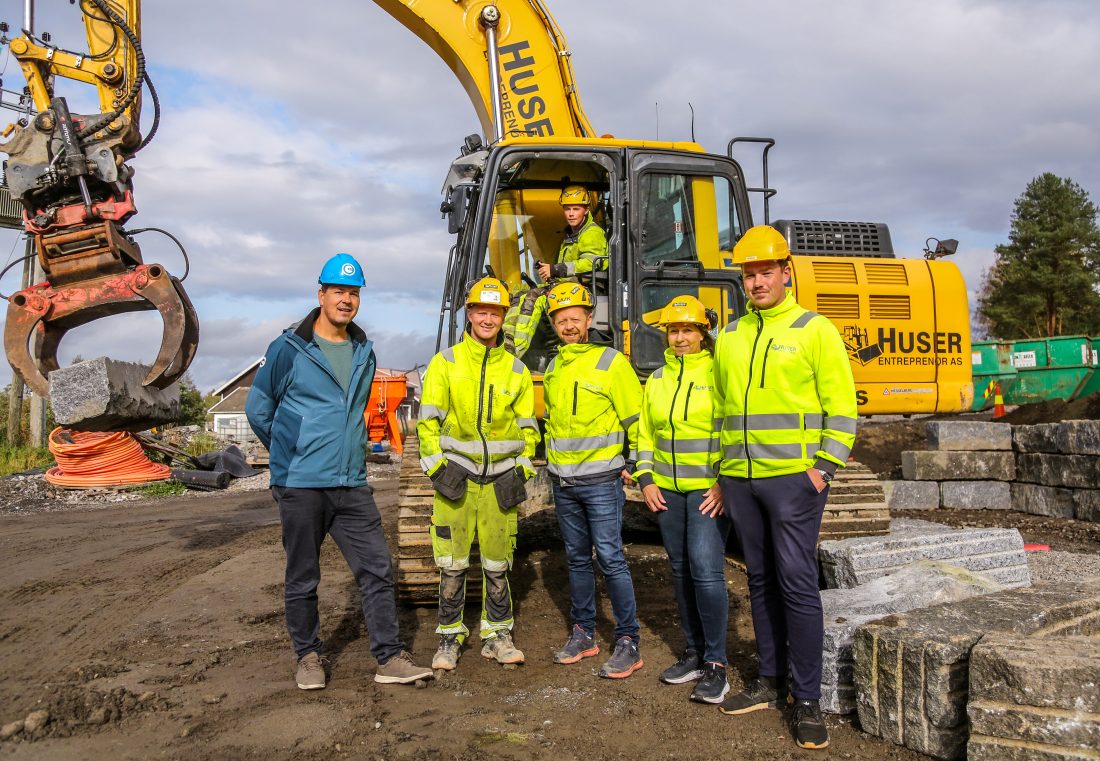 Fra venstre: Rune Lia (opplæringskonsulent OKAB), Jakob Huser (lærling), Haakon Huser (daglig leder), Rita Jensen (administrasjonsleder), Marius Ekeberg (lærlingeansvarlig). I maskinen: Phillip Olstad (lærling). (Foto: Runar F. Daler)