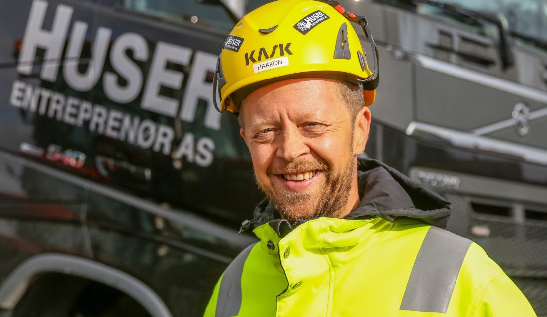 Daglig leder Haakon Huser synes det er utrolig gøy å se utviklingen til lærlingene, fra de kommer usikre og smånervøse ut i sitt kanskje første møte med arbeidslivet, til de blir solide, dyktige fagarbeidere. (Foto: Runar F. Daler)