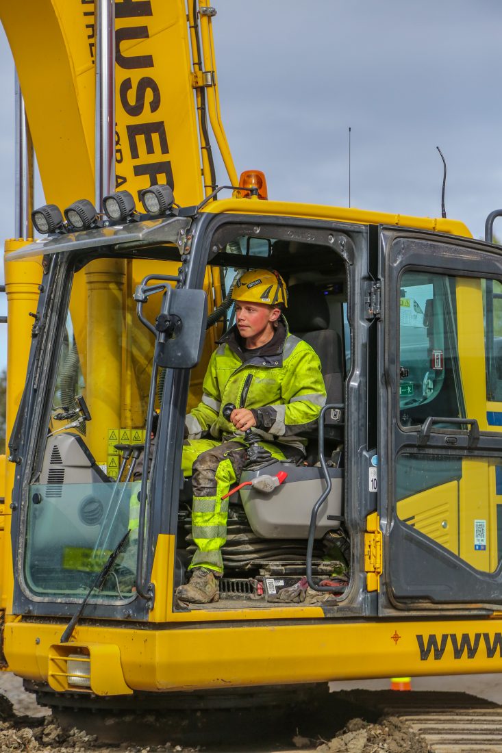 Huser Entreprenør er opptatt av at lærlingene det første året jobber mye ute i grøfta, før de går over til mer maskinkjøring det andre året. Lærlingene i bedriften er nå inne i sitt andre år, så de kan nå glede seg over mye maskinkjøring. Her er Phillip Olstad bak spakene. (Foto: Runar F. Daler)