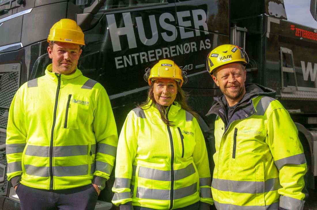 Denne trioen gjør mye bra for læringene i bedriften. Fra venstre: Lærlingeansvarlig Marius Ekeberg, administrasjonsleder Rita Jensen og daglig leder Haakon Huser. (Foto: Runar F. Daler)