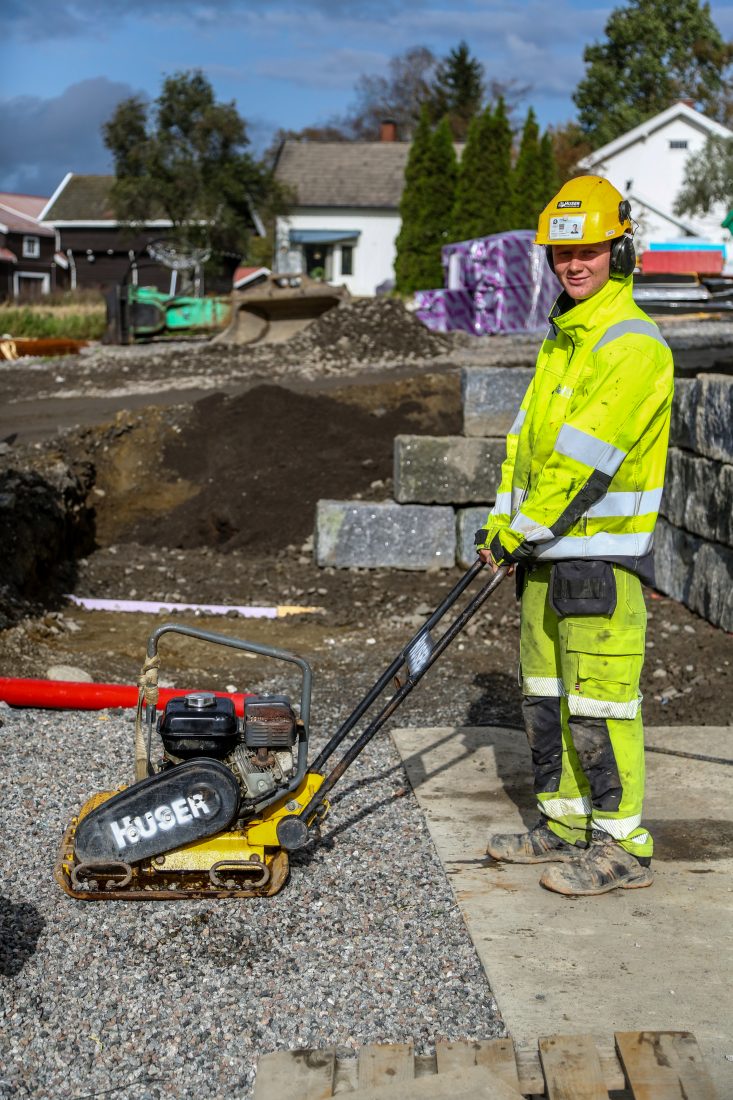 Hos Huser Entreprenør får lærlingene veldig varierte oppgaver, ifølge OKABs Rune Lia. Her er lærling Jakob Huser med hoppetussa. (Foto: Runar F. Daler)