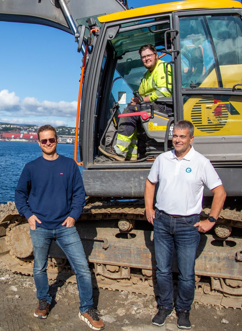 – En så positiv person som Henrik går det jo ikke an å si nei til, sier prosjektleder i bedriften, Yngve Fosland (til venstre). Til høyre er opplæringskonsulent Jonny Gullholm i OKAB. (Foto: Runar F. Daler)