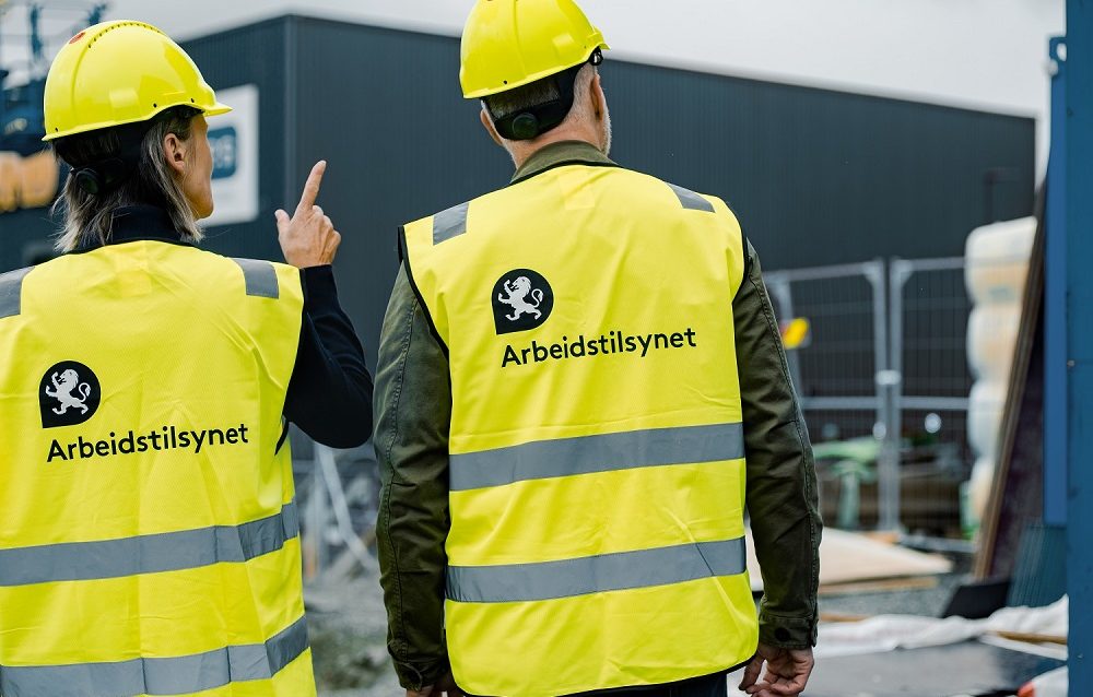 PÅ INSPEKSJON: Tilsynsførere fra Arbeidstilsynet på jobb på en byggeplass. (Foto: Arbeidstilsynet)