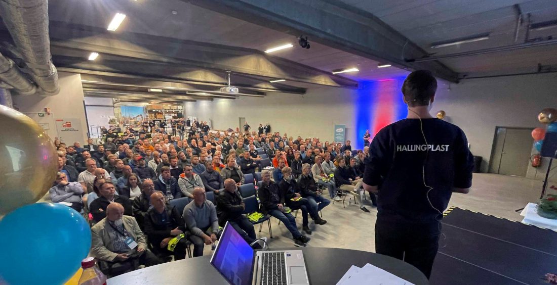 Sverre Tragethon ønsker deltakere velkommen på forrige Hallingtreff. (Foto: Hallingtreff)