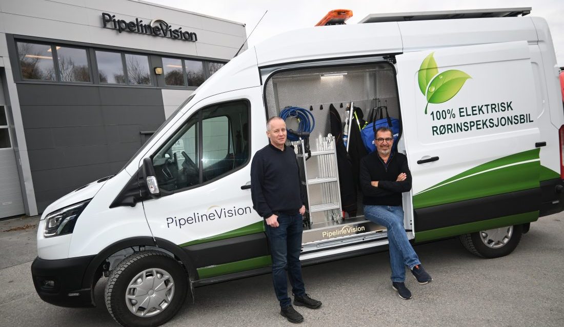 Servicesjef Eddie Rudolph og daglig leder Majid Zokaie foran demonstrasjonsbilen som en rekke rørinspektører rundt om i landet nå har tatt i nærmere øyesyn. (Foto: Odd Borgestrand)