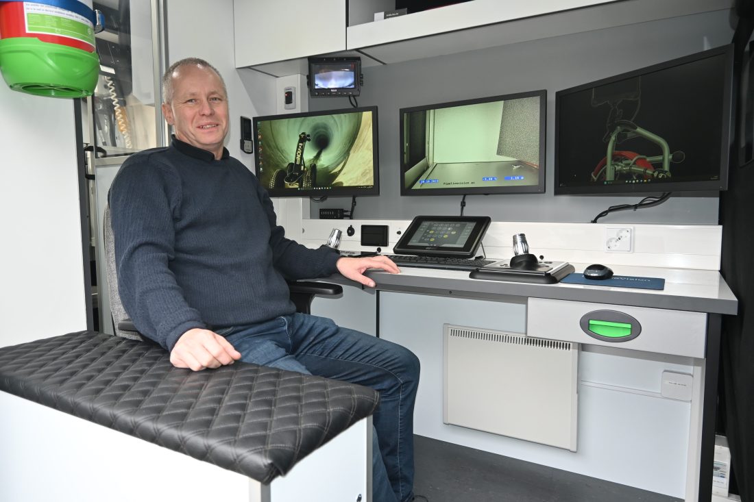 – Her garanterer jeg at enhver rørinspektør vil trives. Bilen er blant annet utstyrt med tre monitorer for PC og påsyn av video-opptak, sier servicesjef Eddie Rudolph. (Foto: Odd Borgestrand)