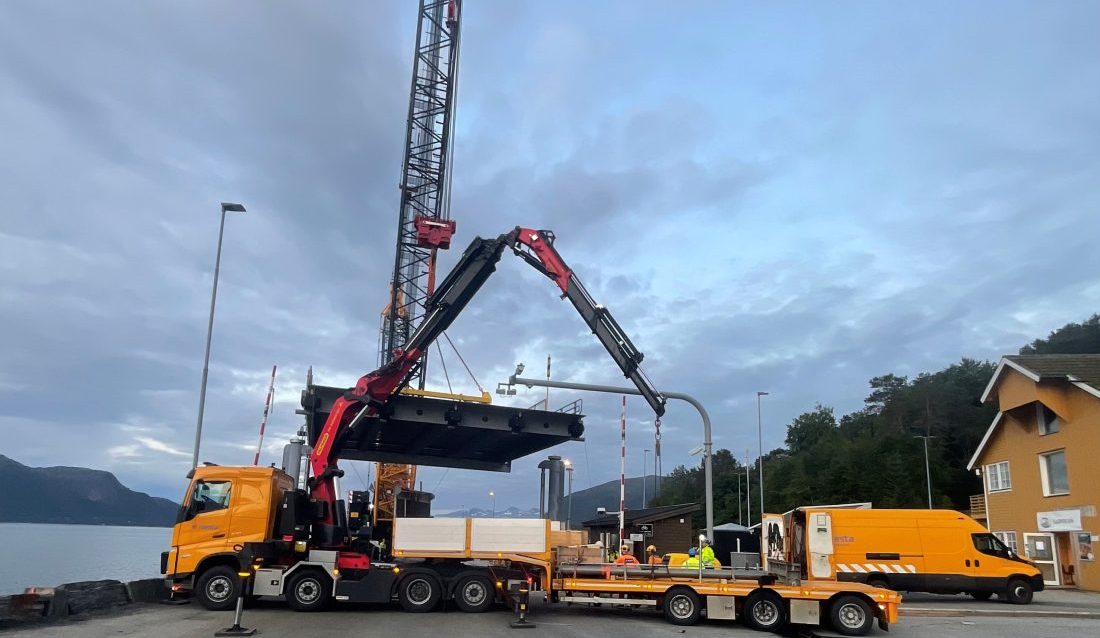 Kranen i arbeid på kaia. (Foto: Mesta)