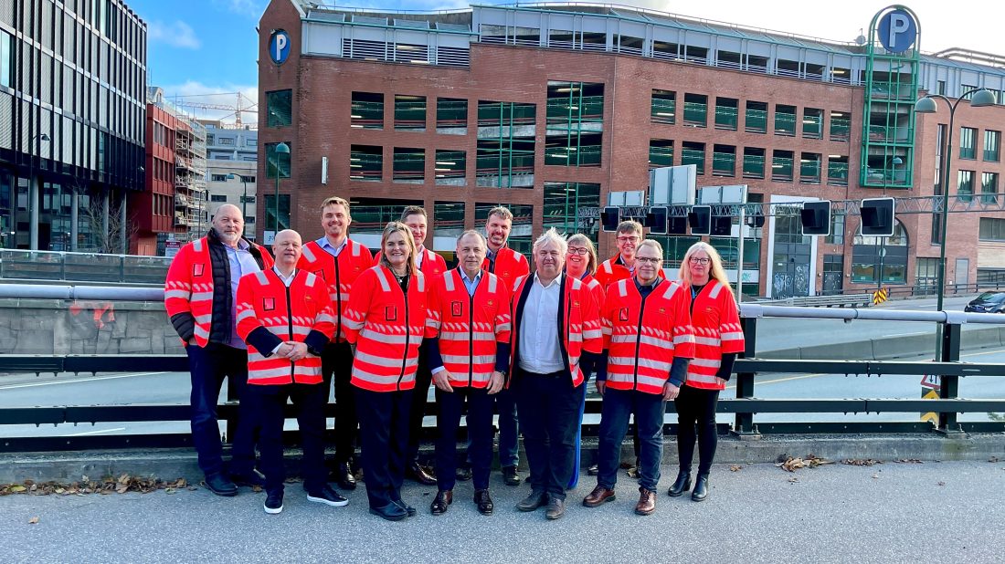 Disse var til stede under signeringen: Bak fra venstre: Roy Lund, Eiffage Norge, Hans Christian Loland, Repstad Anlegg, Bernt Olav Holen, Repstad Anlegg, Rune Galteland, Statens vegvesen, Ingunn Foss, Statens vegvesen, Trygve Håland, Statens vegvesen, Gunn Brungot, Rambøll Norge. Foran fra venstre: Bjørn Inge Rundtom, Rambøll Norge, statssekretær Cecilie Knibe Kroglund (Ap), Vincent Papait, Eiffage Norge, Kjell Inge Davik, Statens vegvesen og Jan Helge Egeland, Statens vegvesen. (Foto: Statens vegvesen)