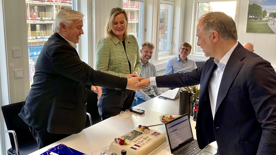Kjell Inge Davik, direktør for divisjon Utbygging i Statens vegvesen, statssekretær Cecilie Knibe Kroglund (Ap) og Vincent Papait, daglig leder Eiffage Norge, under signeringsmøtet i Kristiansand. (Foto: Samir Kolukcija/Statens vegvesen)