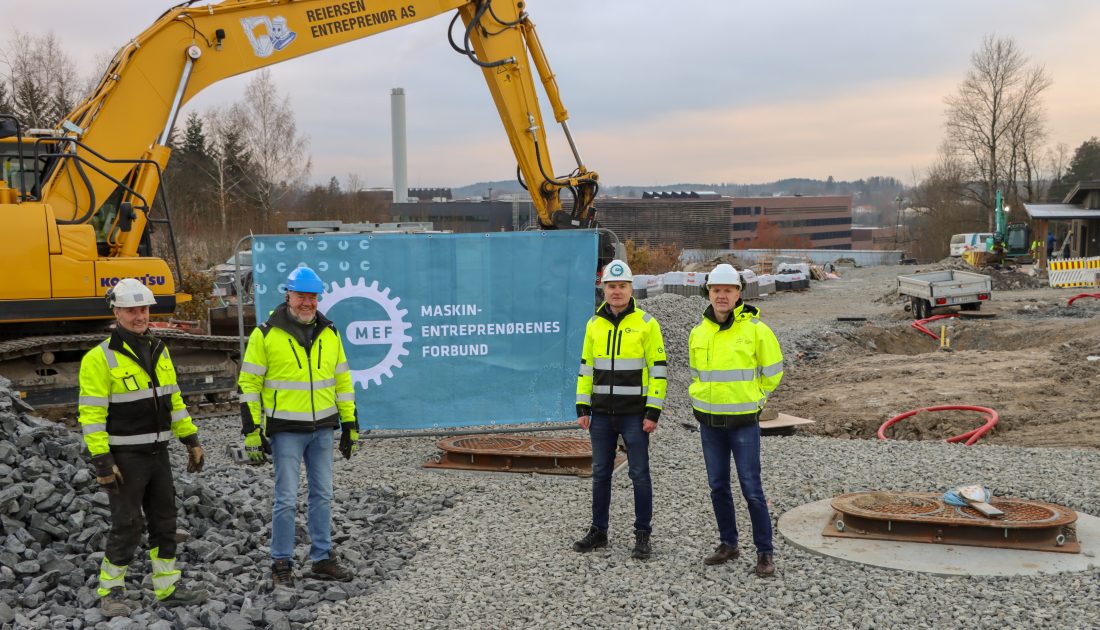 Reiersen Entreprenør bruker en av selskapets mange Komatsu-gravere til grunnarbeidene ved Vannsenteret. Fra venstre: Ragnar Skarde, maskinfører, Audun Reiersen, daglig leder, begge Reiersen Entreprenør, Finn N. Bangsund, leder for MEFs VA-ressursgruppe, og Sjur Tveite, daglig leder Vannsenteret. (Foto: Njål Hagen)