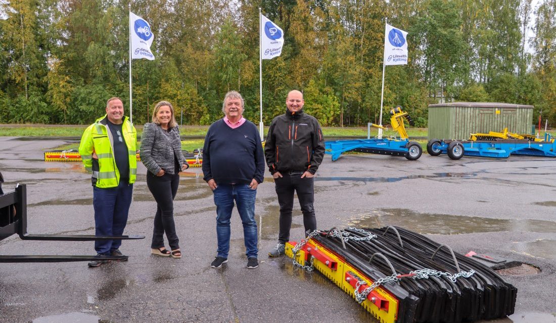 Lilleseth Kjetting leverer kjetting, lastsikring, løfteutstyr, utstyr for veivedlikehold og mye, mye mer. Fra venstre: Anders Larsen, ansvarlig for løft og sikring, Stine Lilleseth, markedssjef, Knut Lilleseth, daglig leder, og Audun Aaserud, produktansvarlig redskap. (Foto: Njål Hagen)