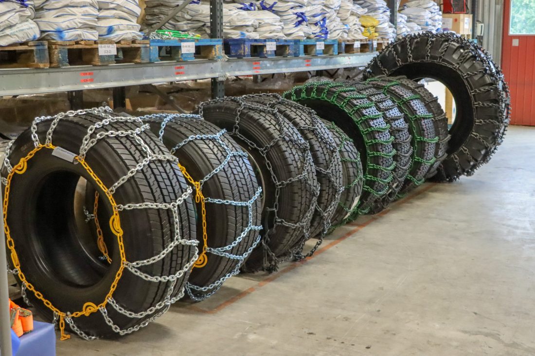 Selskapet leverer det meste innen kjetting til landbruk, transport, anlegg og skog. Den minste veier 10 kilo og den tyngste 1,5 tonn. Det går ut 12 tonn med kjettinger daglig i høysesong. I løpet av bedriftens 76 år har de levert i alt 75 000 tonn med kjetting. Hadde man lagt alle kjettingene etter hverandre, ville det blitt en lengde på rundt 3000 km, tilsvarende Norge på langs. (Foto: Njål Hagen)
