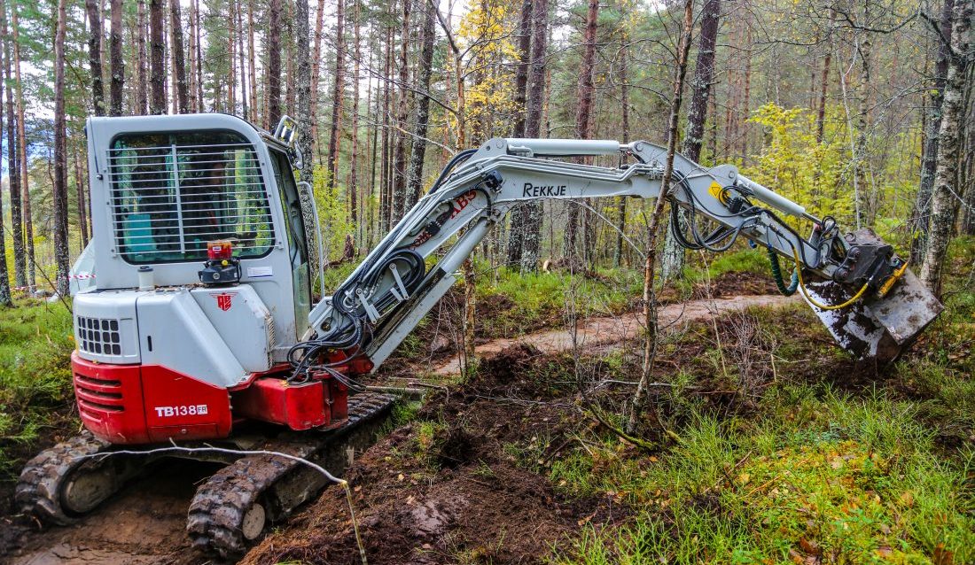 Rekkje Stiutvikling har hittil bygd ca. 35 pumptracks og omtrent like mange naturstier beregnet for sykkel. Her er de er i ferd med å bygge en helt ny sykkelsti i et skogholt ved Kaupanger. (Foto: Runar F. Daler)