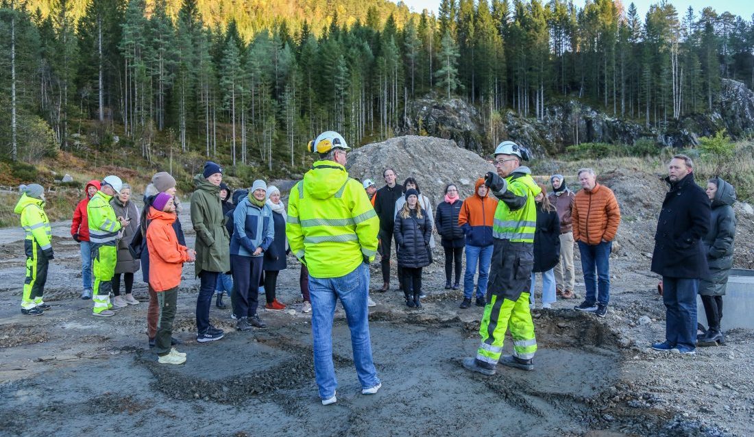 En busslast med byråkrater fra avdeling for opplæring og kompetanse i Vestland fylkeskommune fikk blant annet en omvisning på området på prøvestasjonen på Mo. (Foto: Runar F. Daler)