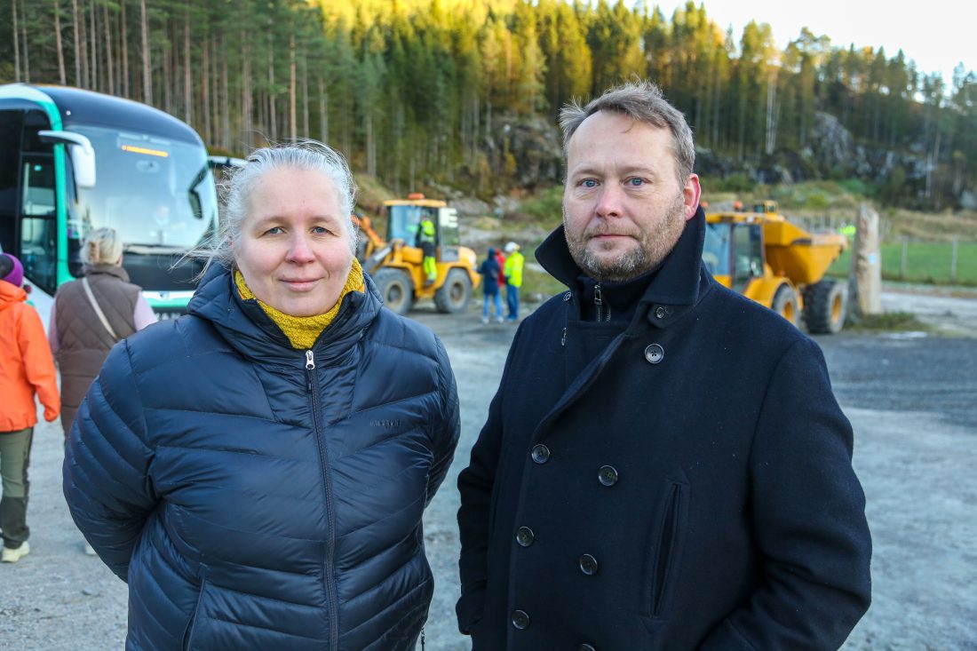 Fagleder Siglinde Svare og seksjonsleder Øivind Høines fra fylkeskommunen var imponert over det de fikk se i Førde. – Det har stor verdi for oss å få komme ut og se hvordan ting fungerer i praksis, sier Svare. (Foto: Runar F. Daler)