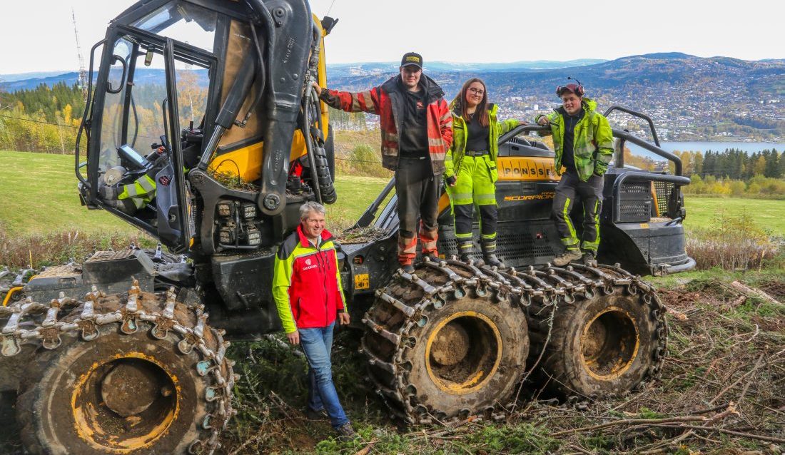 Daglig leder Ole Bertil Reistad (på bakken) har funnet plass til tre lærlinger i bedriften, fra venstre: Emil Jarholm (20), Maren Aamodt Nilsen (19) og Knut Markeng Bjørge (18). (Foto: Runar F. Daler)