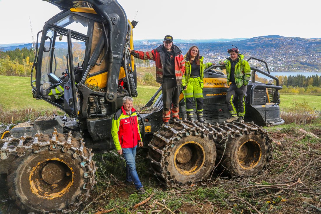 Daglig leder Ole Bertil Reistad (på bakken) har funnet plass til tre lærlinger i bedriften, fra venstre: Emil Jarholm (20), Maren Aamodt Nilsen (19) og Knut Markeng Bjørge (18). (Foto: Runar F. Daler)