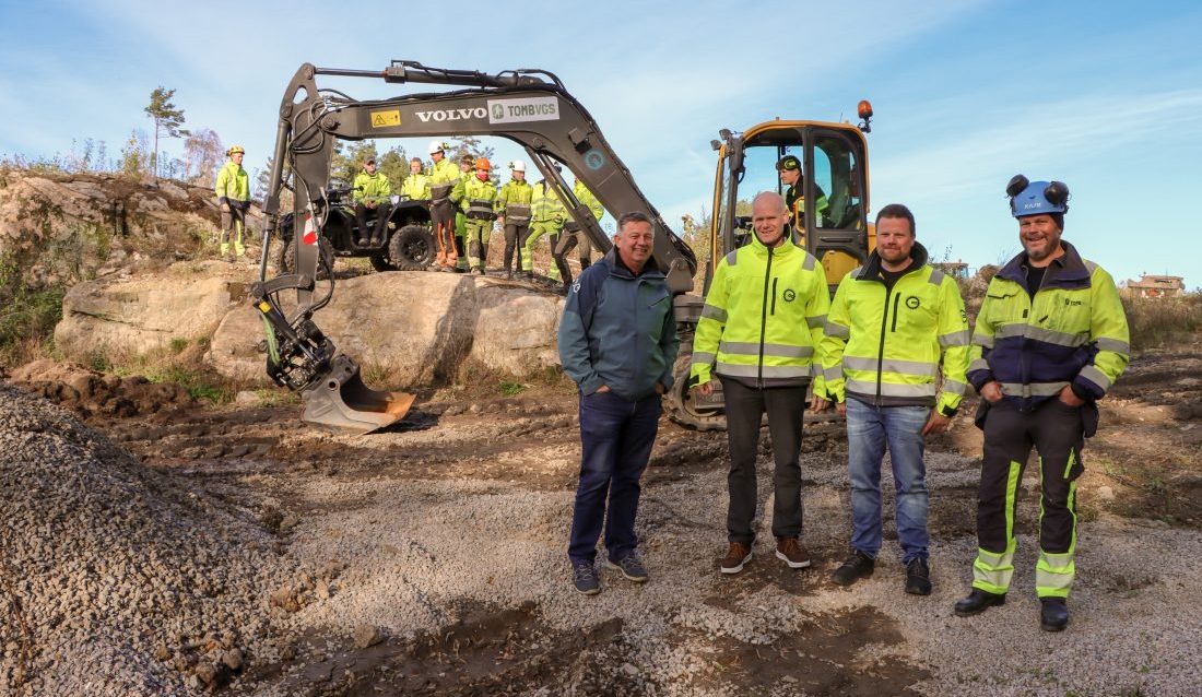 Volvo-graveren er et spleiselag mellom Tomb vgs. og MEF Østfold. Dette er den andre maskinen på skolen som MEF har bidratt til. Fra venstre: Geir-Inge Mosling, opplæringskonsulent i OKAB, Svein-Erik Bergseth Vefsnmo, daglig leder i OKAB Øst, Simen Cook Midtsund, fagrådgiver i region Øst, og Richard Bjørkå, kontaktlærer anleggsteknikk. I bakgrunnen noen av elevene som går anleggsteknikk. (Foto: Njål Hagen)