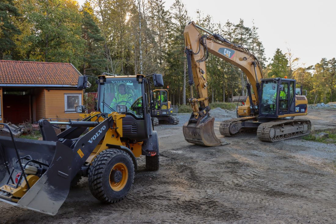 Skolen har totalt åtte maskiner fra 3 til 20 tonn. Den elektriske Volvo-hjullasteren har de lånt fra fylkeskommunen. (Foto: Njål Hagen)