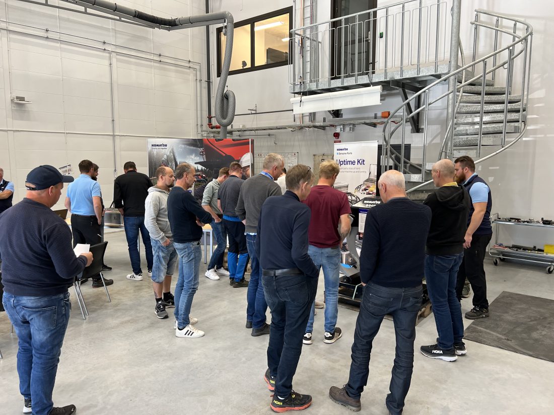 Miniseminar om forskjellige tilleggstjenester, som for eksempel serviceavtalen ProAct 2.0, Uptime Kit og Multibox. (Foto: Njål Hagen)