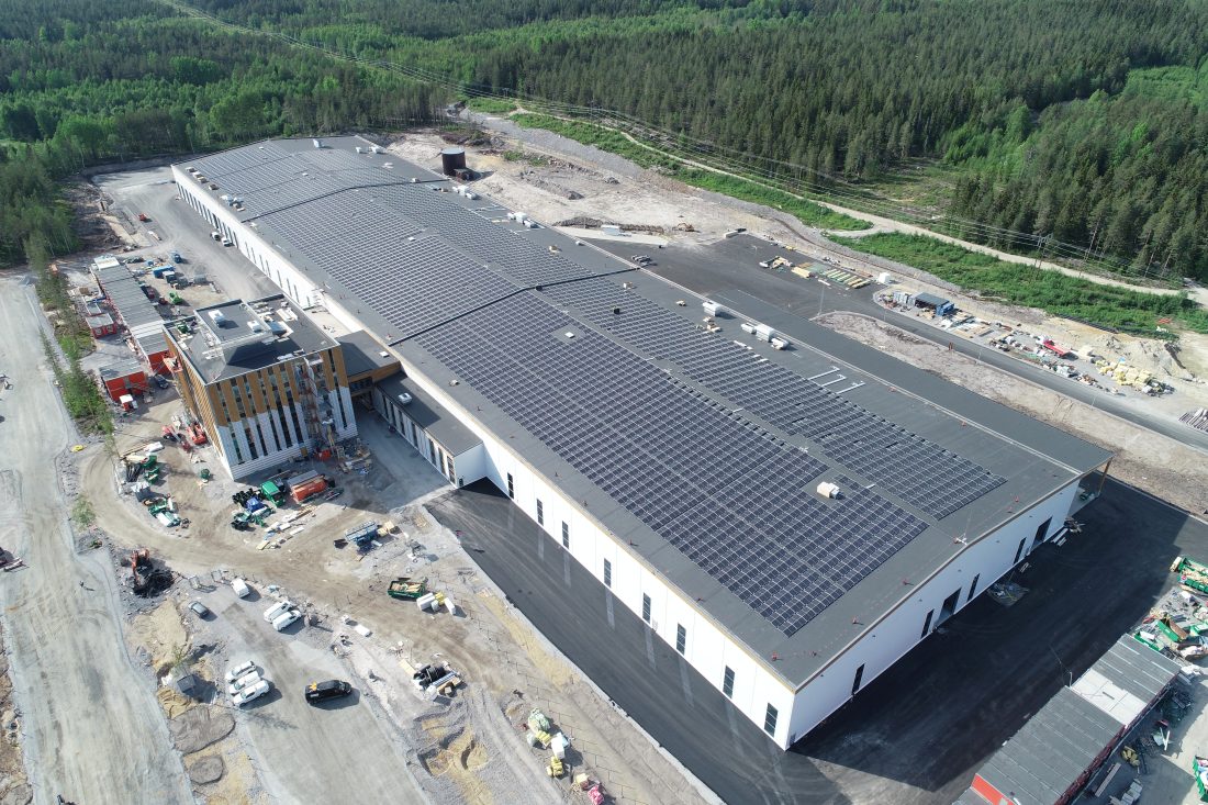 Solcelleanlegget på taket til Komatsu består av 7154 solcellepaneler som dekker nesten 19 000 m2. Stativene som holder panelene på plass på taket veier hele 65 tonn, og det er totalt 6 kilometer med elektrisk kabel på taket. Anlegget forventes å produsere 2 625 000 kWh med solenergi, noe som dekker en betydelig del av det totale energibehovet for fabrikken. (Foto: Komatsu Forest)