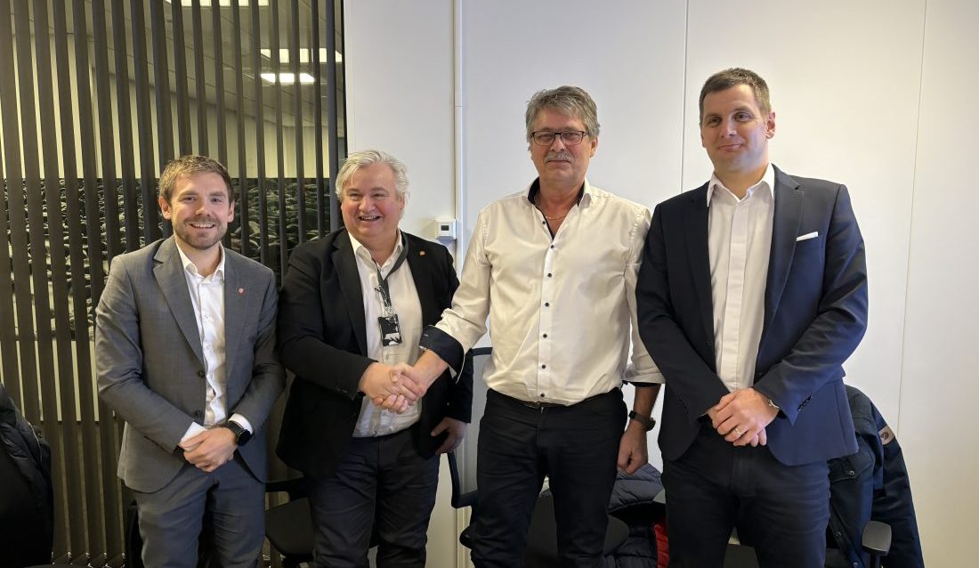 Fra venstre: Tom Kalsås (statssekretær i samferdselsdepartementet), Kjell Inge Davik (utbyggingsdirektør i Statens vegvesen), Øyvind Langemyr (daglig leder i Bertelsen & Garpestad) og Ales Gothard, daglig leder i Metrostav. (Foto: Bertelsen & Garpestad)
