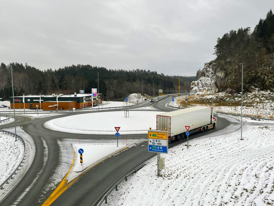 Tilførselsvei: Fra Mandalskrysset er det bygget tilførselsvei til sentrumsnært Mandal, hvor nybygd E39 kobles sammen med resterende E39. (Foto: Nye Veier)