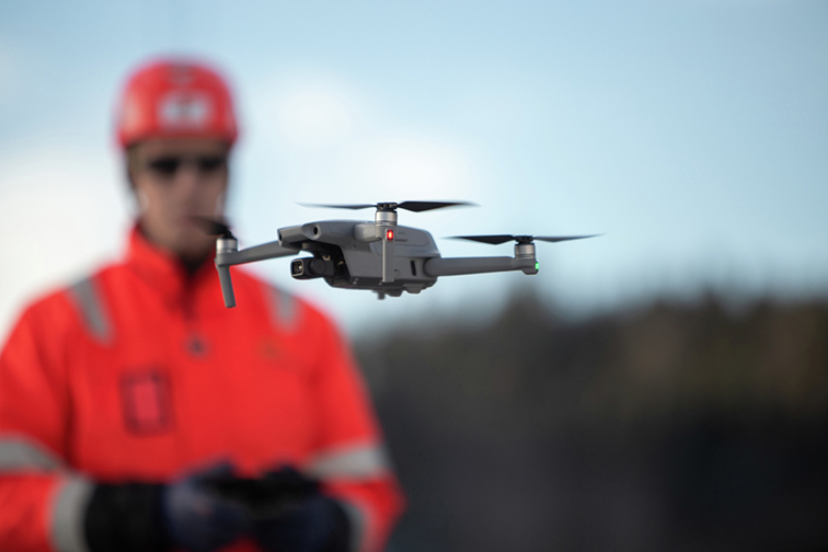 Drone i bruk på anlegget E16 Sandvika-Skaret. (Foto: RedAnt/Statens vegvesen)