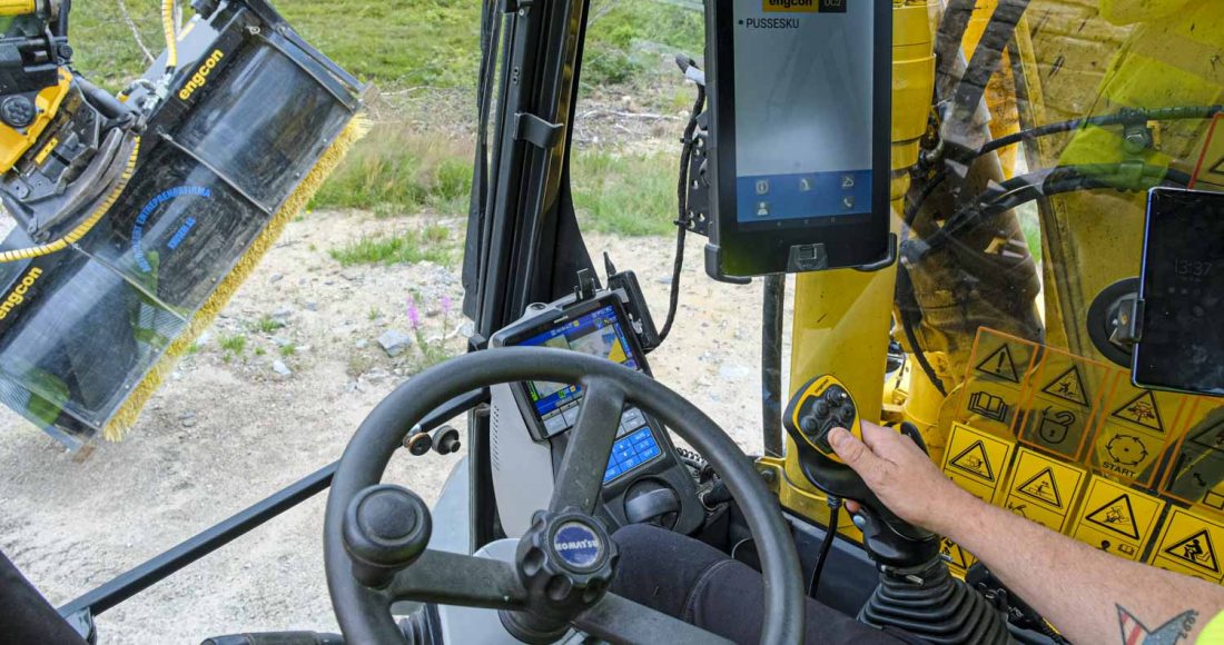 I hytta styres hele herligheten med DC2 styresystem gjennom skjermen med Trimble Earthworks, mens Jan-Kenneth kontrollerer alle funksjoner gjennom Engcon MIG2 spaker.