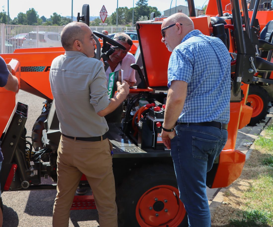 Teknikeren fra Ausa tok seg god tid til å forklare det elektriske systemet på den nye el-dumperen. Jone Ølberg og Glenn Mellegaard følger ivrig med. (Foto: Njål Hagen)