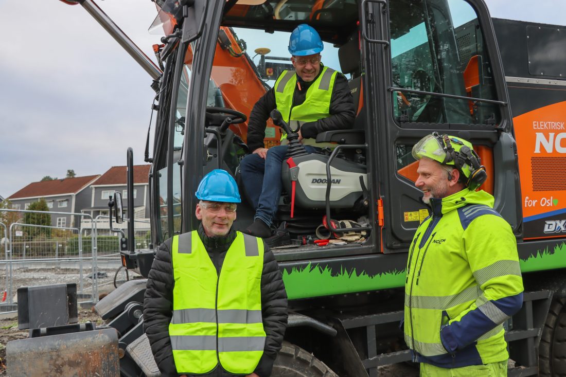 Erfaringsutveksling og prøvekjøring. Trygve Småge (t.v.), Frank Småge og Pål Nordhagen. (Foto: Njål Hagen)