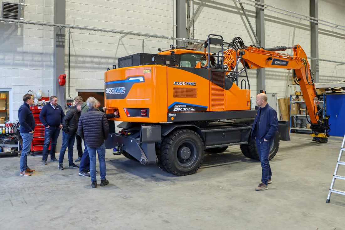 Develon DX165W Electric kommer snart i en oppgradert versjon som vil få kun ett batteri. Dette vil bli på 400 kWh og skal gi ti timers driftstid ved middels belasting. (Foto: Njål Hagen)