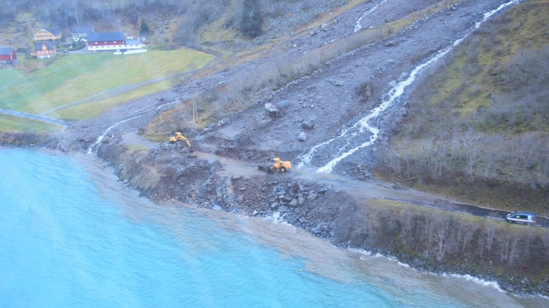 Sørpeskredet etter stormen "Hilde" stengte fylkesveien i Oldedalen i Stryn i november 2023. (Foto: Jan Helge Aalbu)