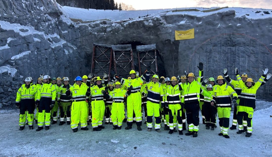 Markering av første salve for Fåbergtunnelen i prosjektet Storhove - Øyer. Med på markeringen var representanter fra bygg- og anleggsbransjen og næringslivet, og medarbeidere fra byggherren Nye Veier og totalentreprenøren AF Gruppen. (Foto: Nye Veier)