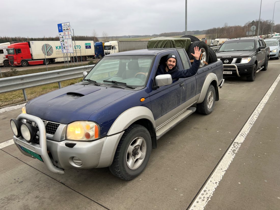 Første gang på grensen. Bildet er fra første turen Fredrik Tronhuus var med på inn i Ukraina. Nissan-pickupen er nå innrullert i det ukrainske forsvaret. (Foto: Fredrik Tronhuus)