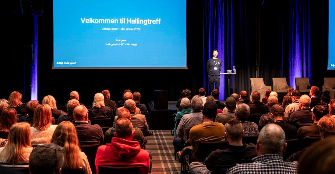 Sverre Tragethon ønsket velkommen til et Hallingtreff større enn noen gang. (Foto: Jørn Søderholm)