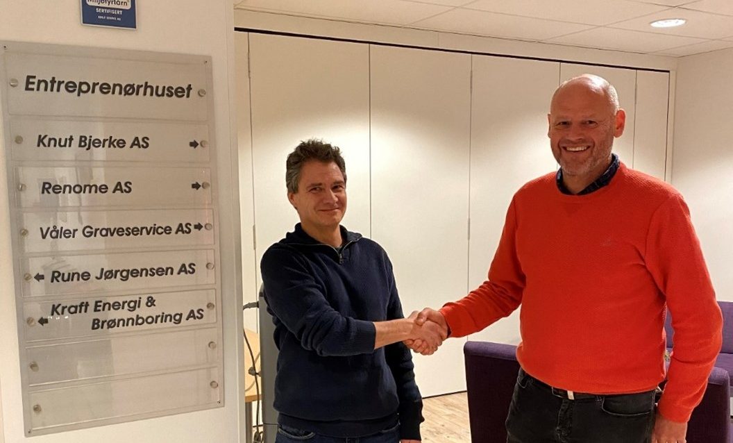 Påtroppende og avtroppende daglig leder hos Knut Bjerke AS: Øystein Stave Larsen (t.v.) og Iver Bjerke. (Foto: Knut Bjerke AS)